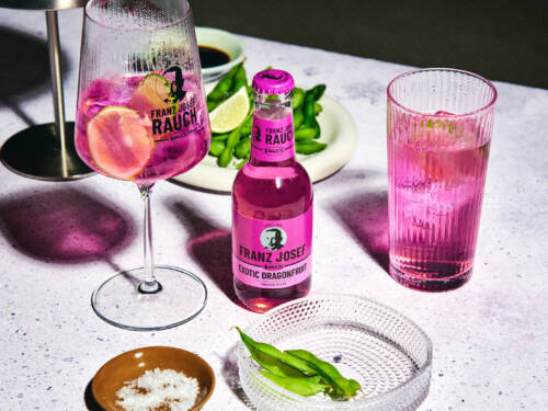 Beim Testsieger-Food-Festival bringt Getränkepartner Rauch erfrischende Drinks in die Fischauktionshalle. Darunter der Dragoncello Spritz / ©RAUCH Fruchtsäfte Deutschland