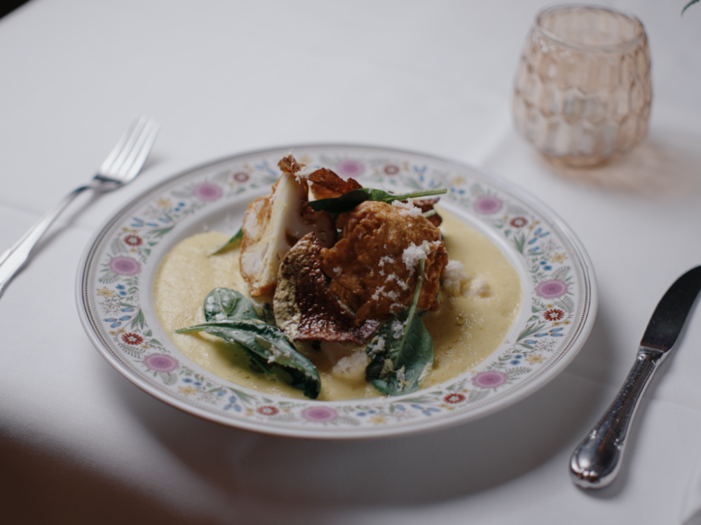 Beim Testsieger-Food-Festival tischt das Team vom Reitstall Klövensteen gebackenen Blumenkohl mit Kartoffel-Spinat-Ragout auf / ©Szene Studios