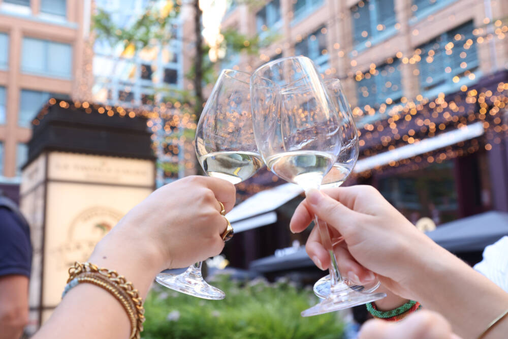 Beim „Vive le Vin“ laden zahlreiche Weine zum Anstoßen in die Hamburger Stadthöfe ein / ©Matthias Plander