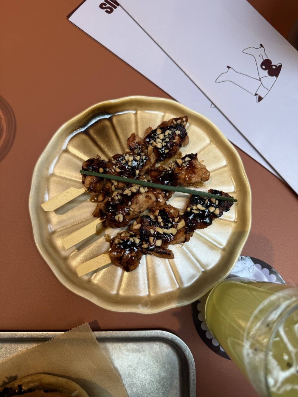 Das neue Awara setzt auf moderne Fusion-Gerichte wie gegrilltes Hähnchen mit Tamarinden-Soja-Glasur / ©Genuss-Guide