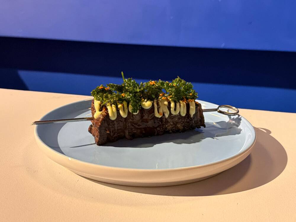 Das Beef & Pork Jowl Skewers  mit Jalapeño Mayo und Petersiliencrunch /©Two Alphas
