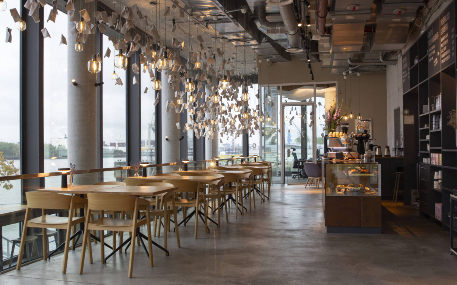 Das Foodlab-Café greift den modernen Vibe der HafenCity auf / ©Foodlab