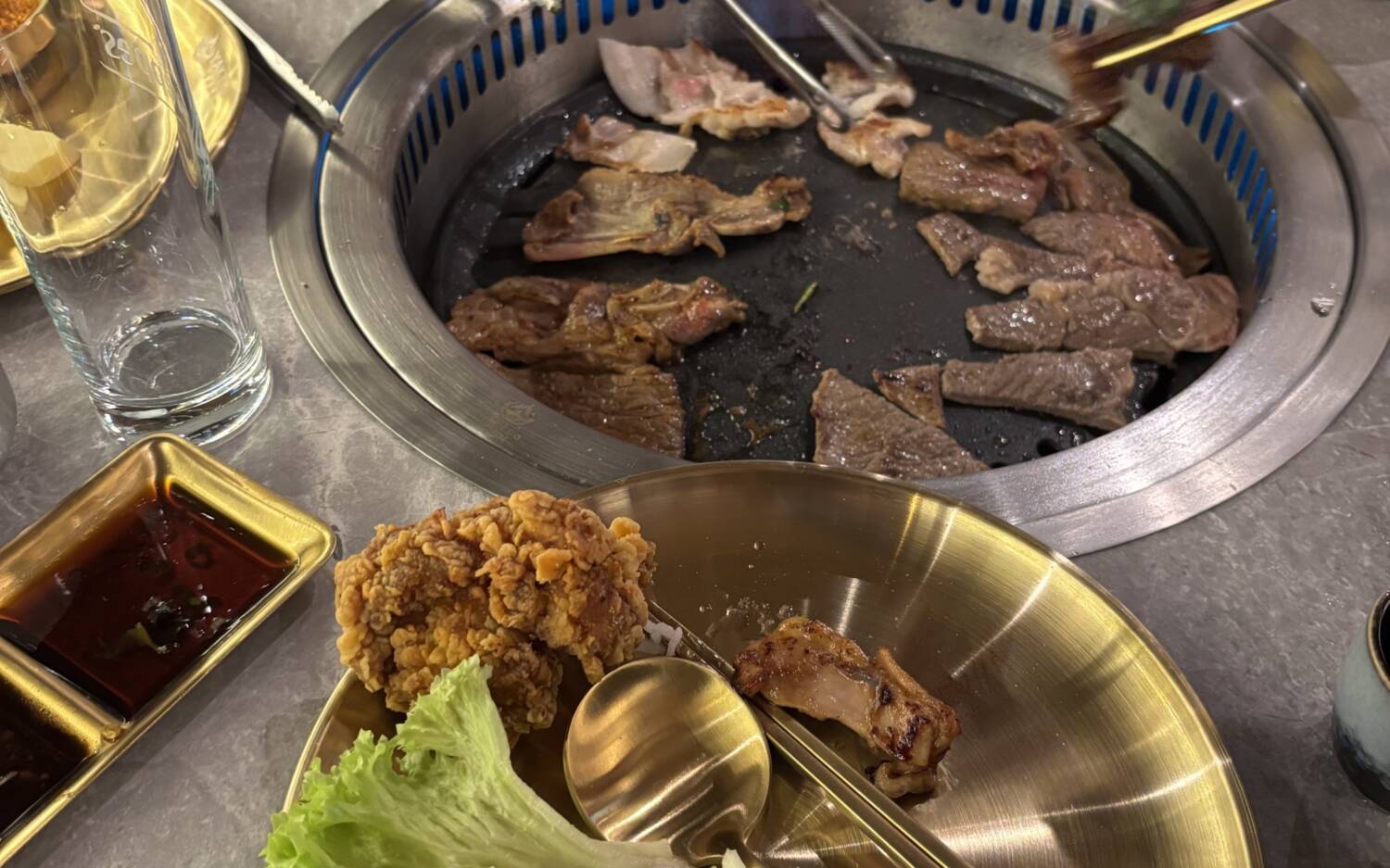 Das koreanische Restaurant in der HafenCity bietet neben Korean BBQ auch klassische Gerichte wie Fried Chicken / ©Yakido