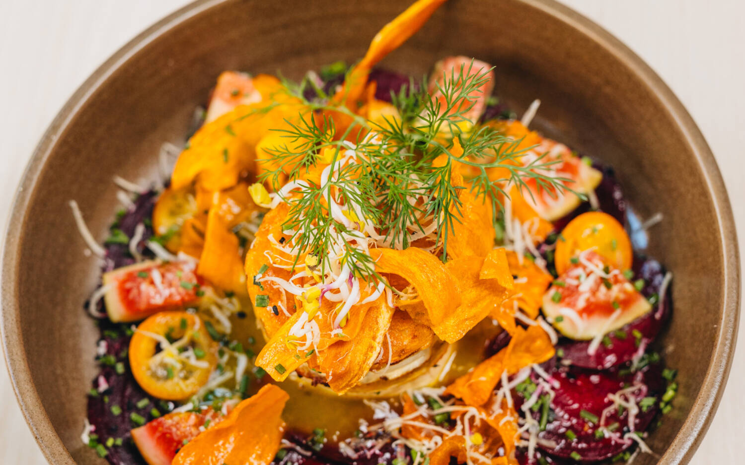 Das L’Orient hat so einiges drauf, zum Beispiel bunten, frischen Salat mit Feige, Karotten und Dill / ©Julia Schumacher
