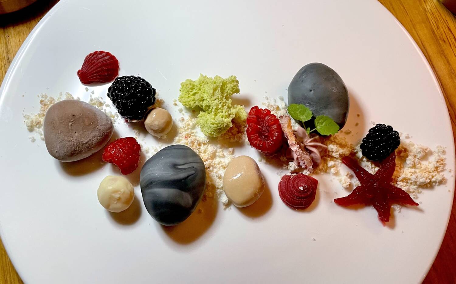 Das Signature-Dessert „Mamas Strandspaziergang" sorgt für höchsten Gaumengenuss bei unseren Testern / ©Peter Wagner/foodbild