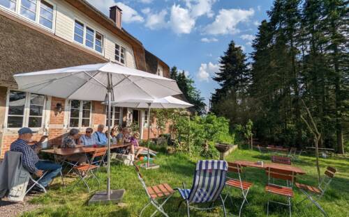 Der Blick auf den Kuchen und ins Grüne: Ein wunderschönes WG Hofcafé in Hamburg ist das Haus Anna Elbe / ©Haus Anna Elbe