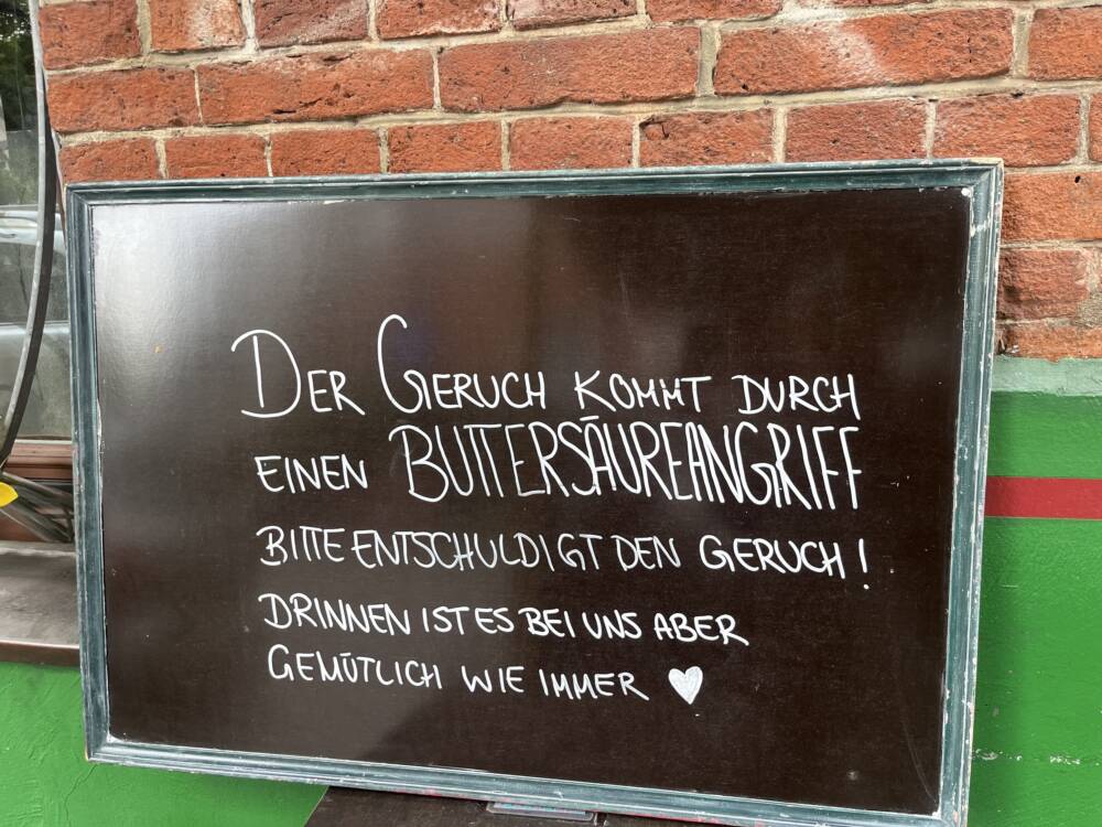 Der Buttersäure-Angriff ist noch deutlich zu riechen – mit diesem Schild bittet das Ribatejo seine Gäste um Verständnis / ©Laura Neumayer