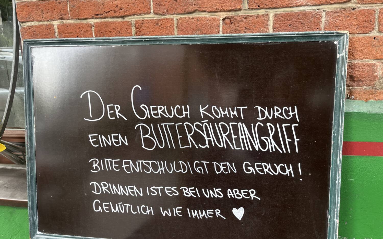 Der Buttersäure-Angriff ist noch deutlich zu riechen – mit diesem Schild bittet das Ribatejo seine Gäste um Verständnis / ©Laura Neumayer