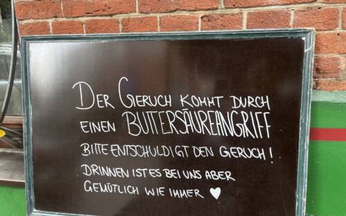 Der Buttersäure-Angriff ist noch deutlich zu riechen – mit diesem Schild bittet das Ribatejo seine Gäste um Verständnis / ©Laura Neumayer