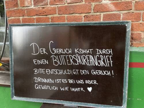 Der Buttersäure-Angriff ist noch deutlich zu riechen – mit diesem Schild bittet das Ribatejo seine Gäste um Verständnis / ©Laura Neumayer