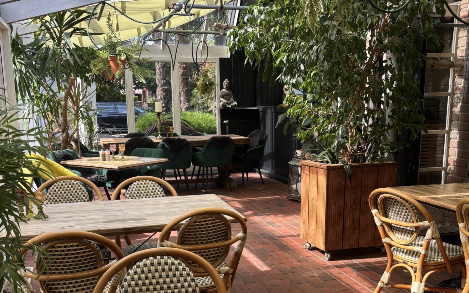 Der große Wintergarten eignet sich perfekt für ein ausgedehntes Kaffeekränzchen / ©Katie’s Cottage