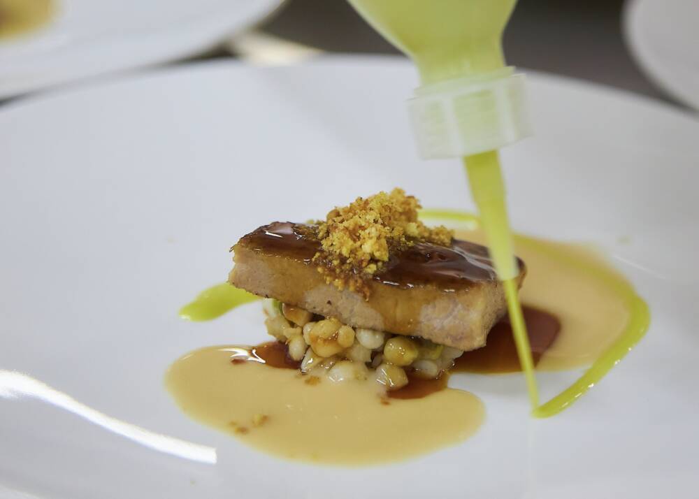 Der zweite Gang: Schweine-Kinn mit Muscheln, Graupen und Bohnen von Marvin Böhm / ©M. Brodt