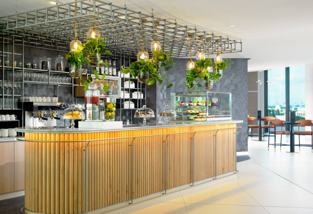 Die Blick Coffee Bar überzeugt neben dem Kaffee vor allem mit der Aussicht / ©Mariott International