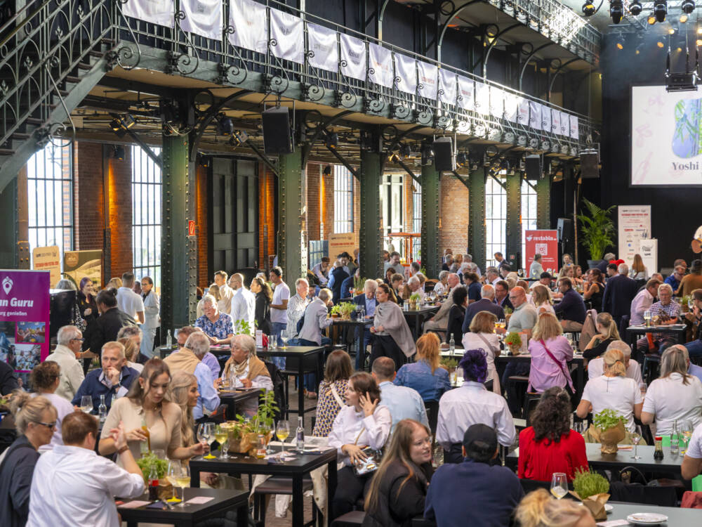 Die Fischauktionshalle verwandelte sich am Samstagabend in ein Mekka für Genießerinnen und Genießer / ©Jan-Rasmus Lippels