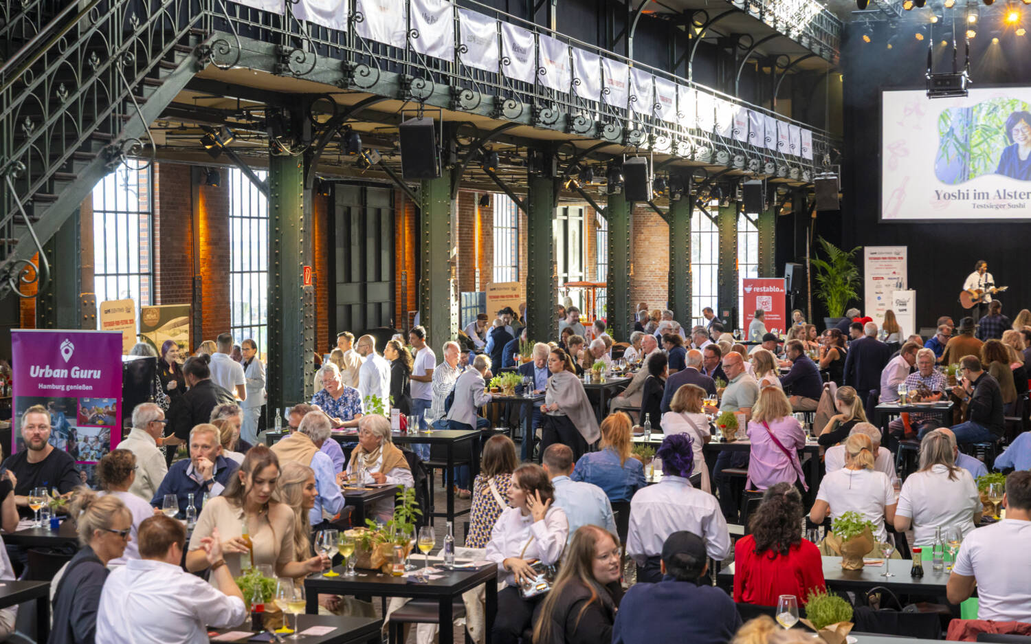 Die Fischauktionshalle verwandelte sich am Samstagabend in ein Mekka für Genießerinnen und Genießer / ©Jan-Rasmus Lippels