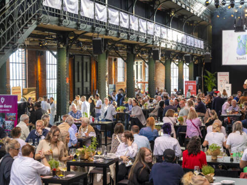 Die Fischauktionshalle verwandelte sich am Samstagabend in ein Mekka für Genießerinnen und Genießer / ©Jan-Rasmus Lippels
