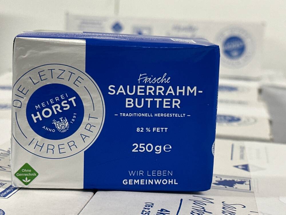 Die Sauerrahmbutter der Meierei Horst entsteht mit viel Zeit und Handwerk / ©Meierei Horst