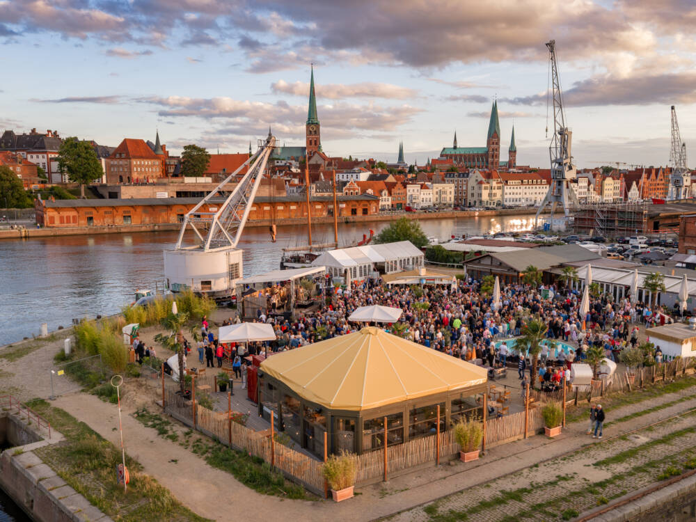 Die Schirmbar mit gelbem Dach soll künftig ganzjährig in den Strandsalon locken / ©Olli Zimtstern