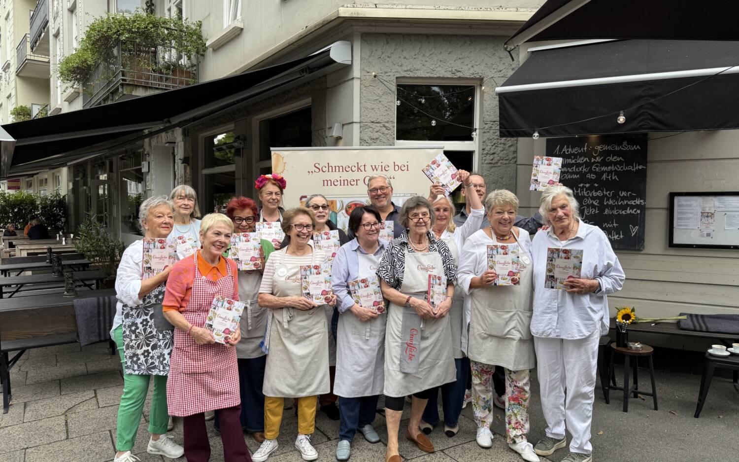 Die Seniorinnen und Gründer vom OmaLiebe Lunch Club stellten bei einem Mittagessen ihr neues Kochbuch vor  / ©Carlotta Maas