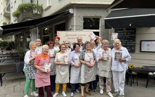 Die Seniorinnen und Gründer vom OmaLiebe Lunch Club stellten bei einem Mittagessen ihr neues Kochbuch vor  / ©Carlotta Maas