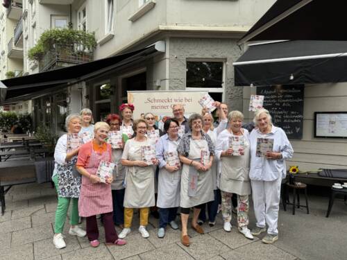 Die Seniorinnen und Gründer vom OmaLiebe Lunch Club stellten bei einem Mittagessen ihr neues Kochbuch vor  / ©Carlotta Maas