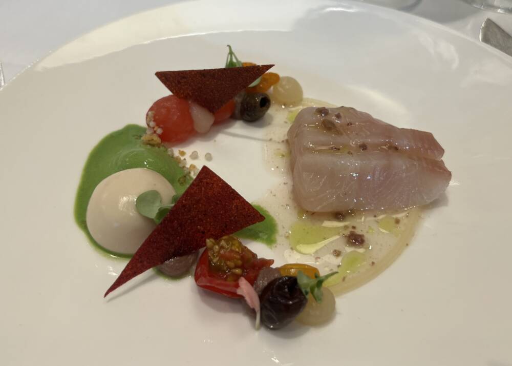 Die Vorspeise des Gastgebers: Gelbschwanzmakrele, Tomate, Olive und Thai-Basilikum / @Paula Rieck