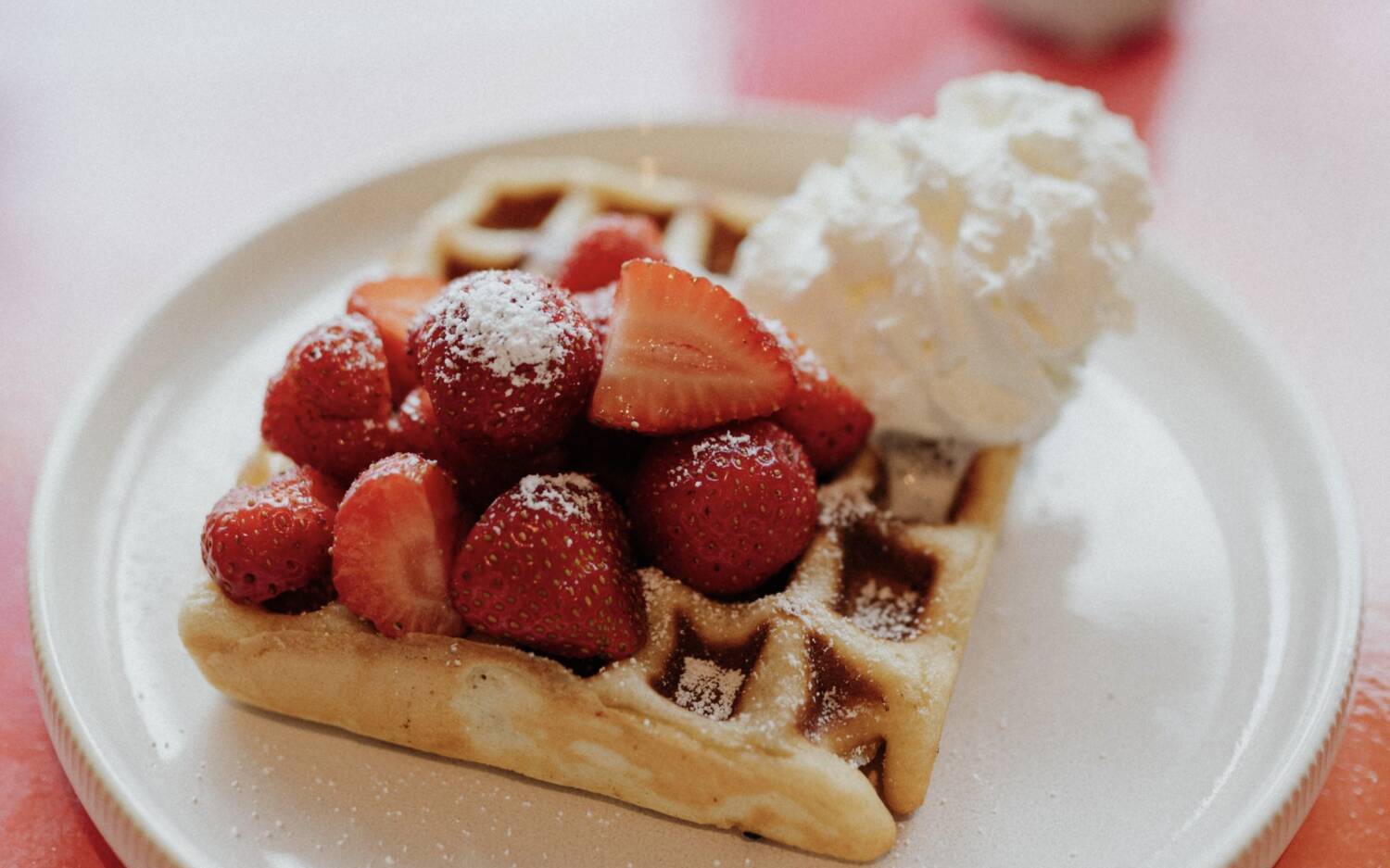 Ein Muss nach einem langen Spieltag: eine frisch gebackene Waffel mit Erdbeeren und Sahne / ©Chantal Alexandra Pilsl