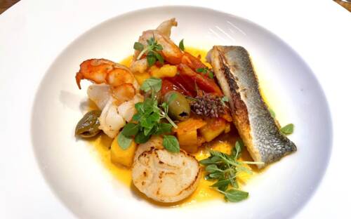 Eine perfekte Bouillabaisse beginnt schon, bevor sie am Tisch angegossen wird – unser Tester ist begeistert / ©Peter Wagner/foodbild