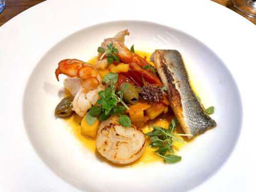 Eine perfekte Bouillabaisse beginnt schon, bevor sie am Tisch angegossen wird – unser Tester ist begeistert / ©Peter Wagner/foodbild
