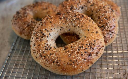 Frühstückbuffet mit Bagel-Station: Pressroom im Hood House / ©Unsplash/Ryan DaRin