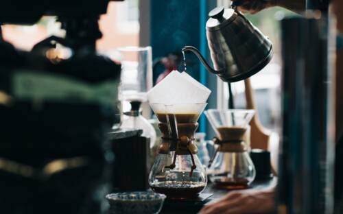 Hier findest du einen Platz für eine Pause nach einem ausgedehnten Spaziergang: Café Schöne Aussichten in der Neustadt / ©Unsplash/Karl Fredrickson