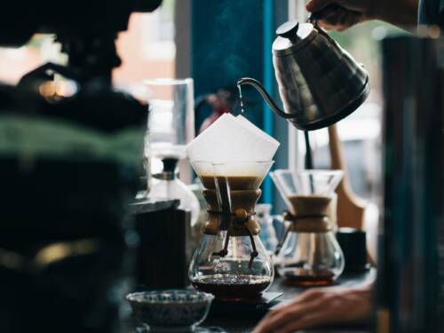 Hier findest du einen Platz für eine Pause nach einem ausgedehnten Spaziergang: Café Schöne Aussichten in der Neustadt / ©Unsplash/Karl Fredrickson