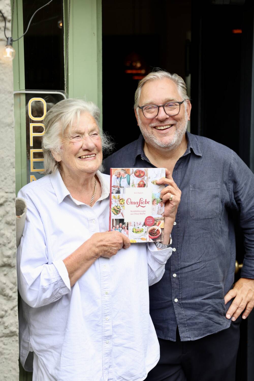 Ideengeber Boris Rogosch und Mitinitiatorin Monika Fuchs haben bereits Pläne für ein zweites OmaLiebe-Kochbuch / ©Sebastian Fuchs