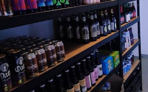 Im Höge können Gäste sich durch 200 verschiedene Craftbiere probieren / ©Sven Brodersen