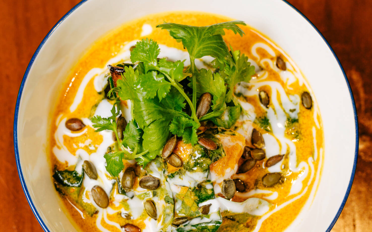 Im Szenelokal Jing Jing in Eimsbüttel gibt es aromatische Currys und thailändische Klassiker wie Pad Krapao / ©Marc Sill