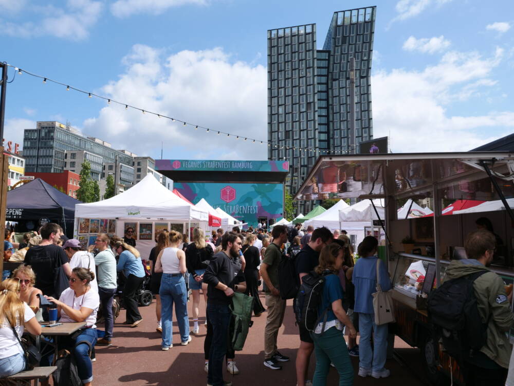 Im vergangenen Jahr haben zwanzigtausend Menschen das Vegane Straßenfest auf dem Spielbudenplatz besucht / ©Veganes Straßenfest