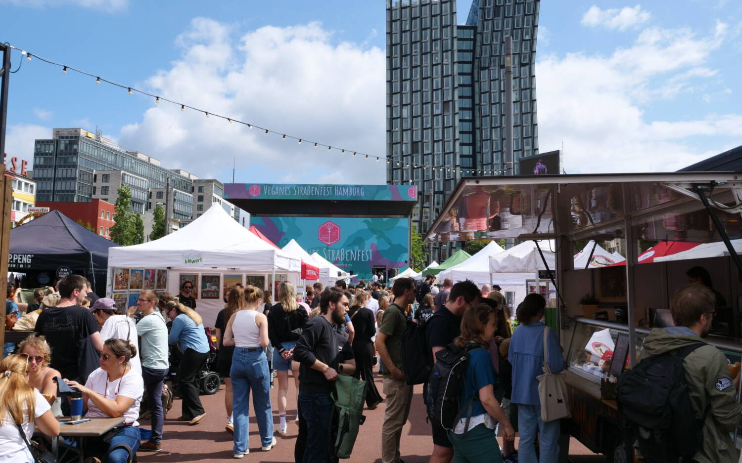 Im vergangenen Jahr haben zwanzigtausend Menschen das Vegane Straßenfest auf dem Spielbudenplatz besucht / ©Veganes Straßenfest