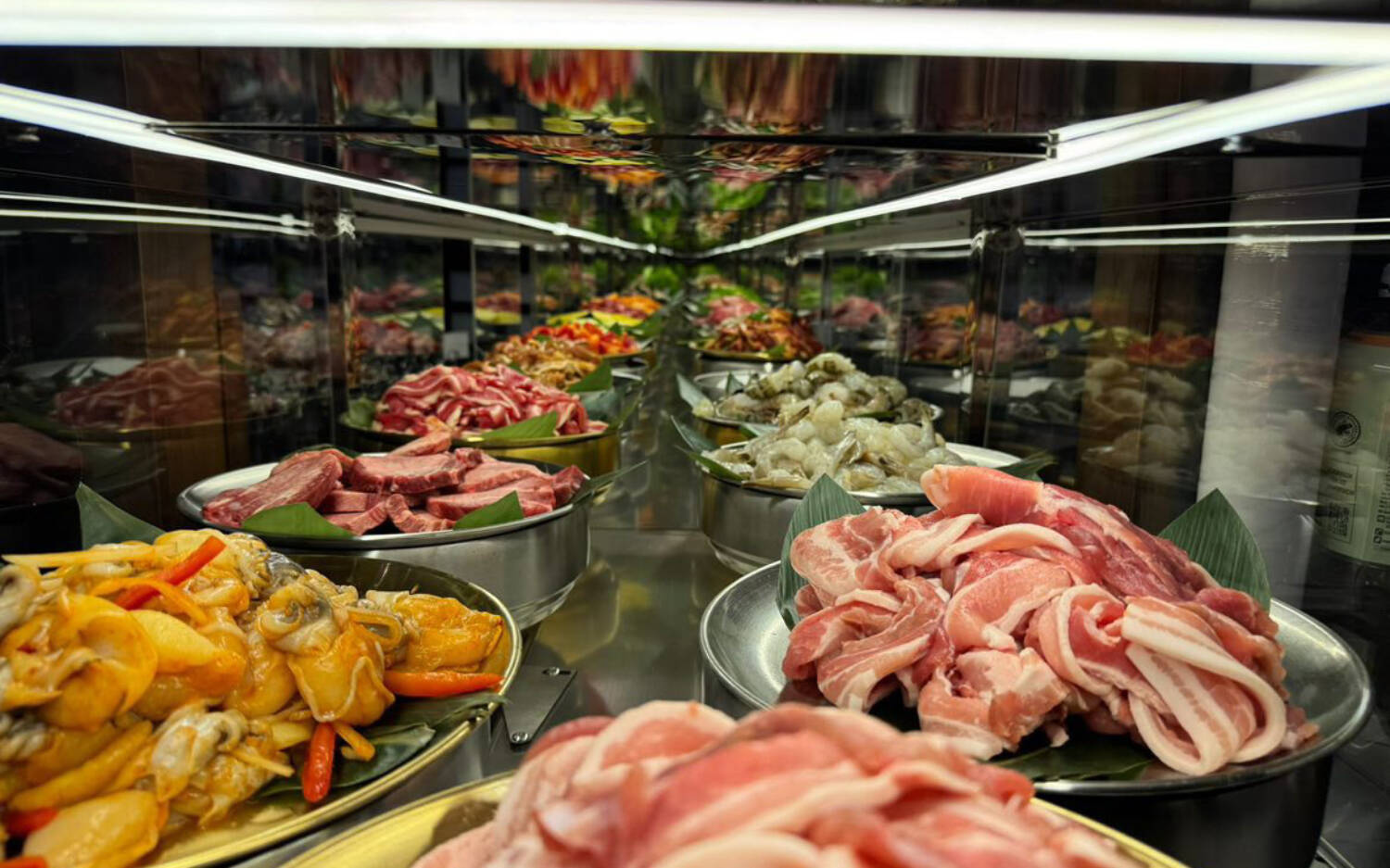 Im Yakido kommen die Zutaten für’s Korean-BBQ per Laufband an den Tisch / ©Yakido