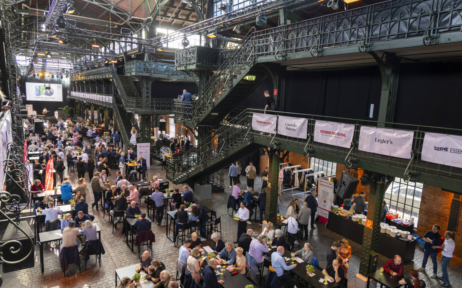In der Fischauktionshalle durften die 500 Besucher überall probieren, genießen und kennenlernen / ©Jan-Rasmus Lippels