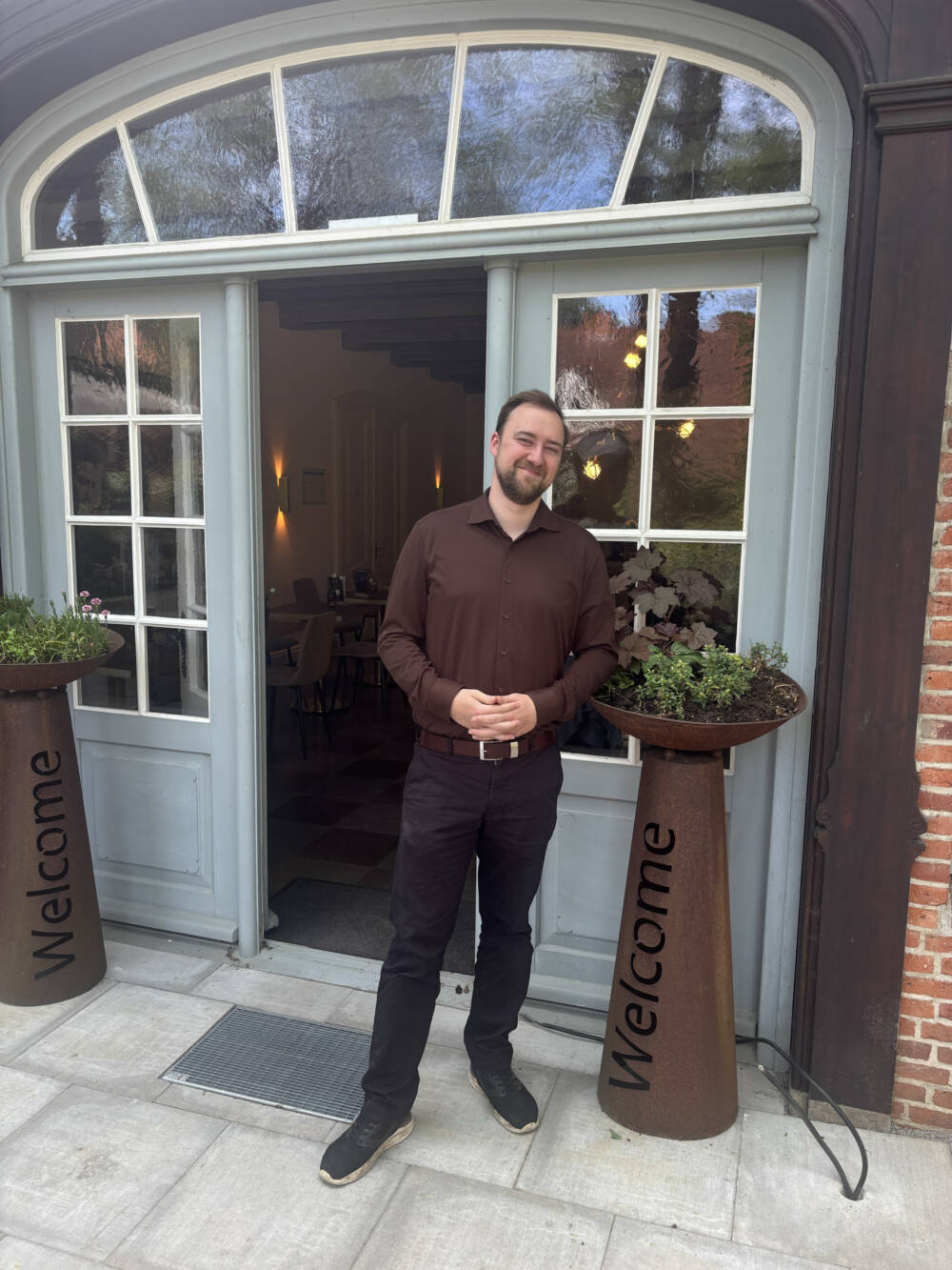 Inhaber Leon Hemmecke vor dem neuen Köpke Bistro im Stavenhagenhaus / ©Köpke Bistro