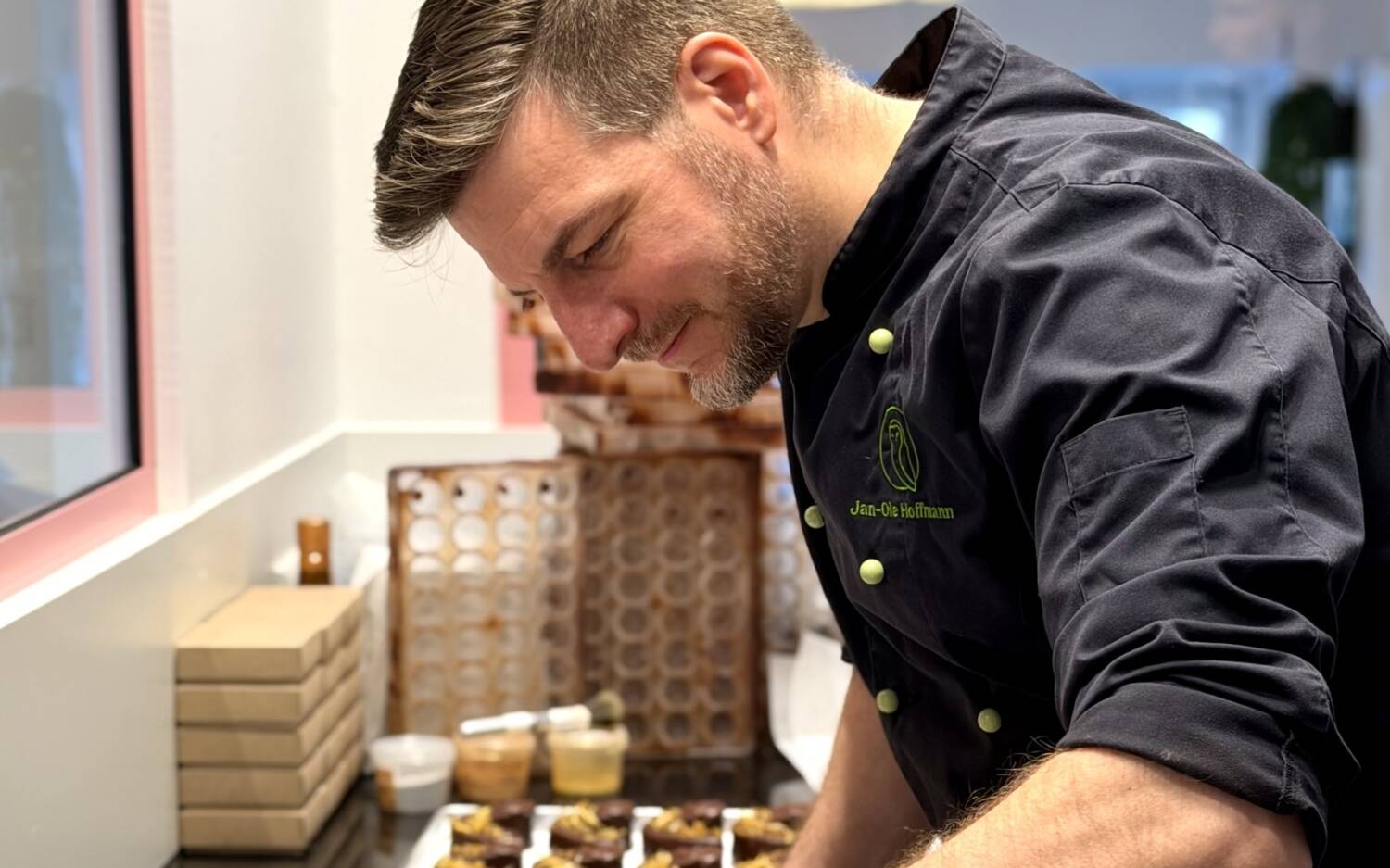 Jan-Ole Hoffmann ist Patissier in der Patisserie Chouette / ©Patisserie Chouette