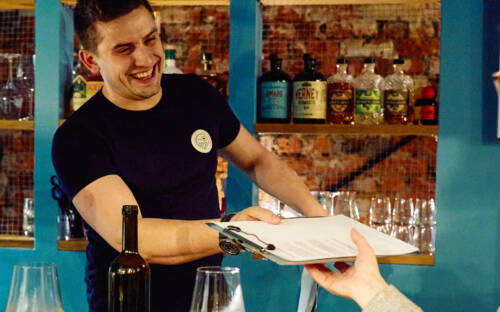 Jonas Hauke ist Sommelier im Kiosque /©Justus Keller