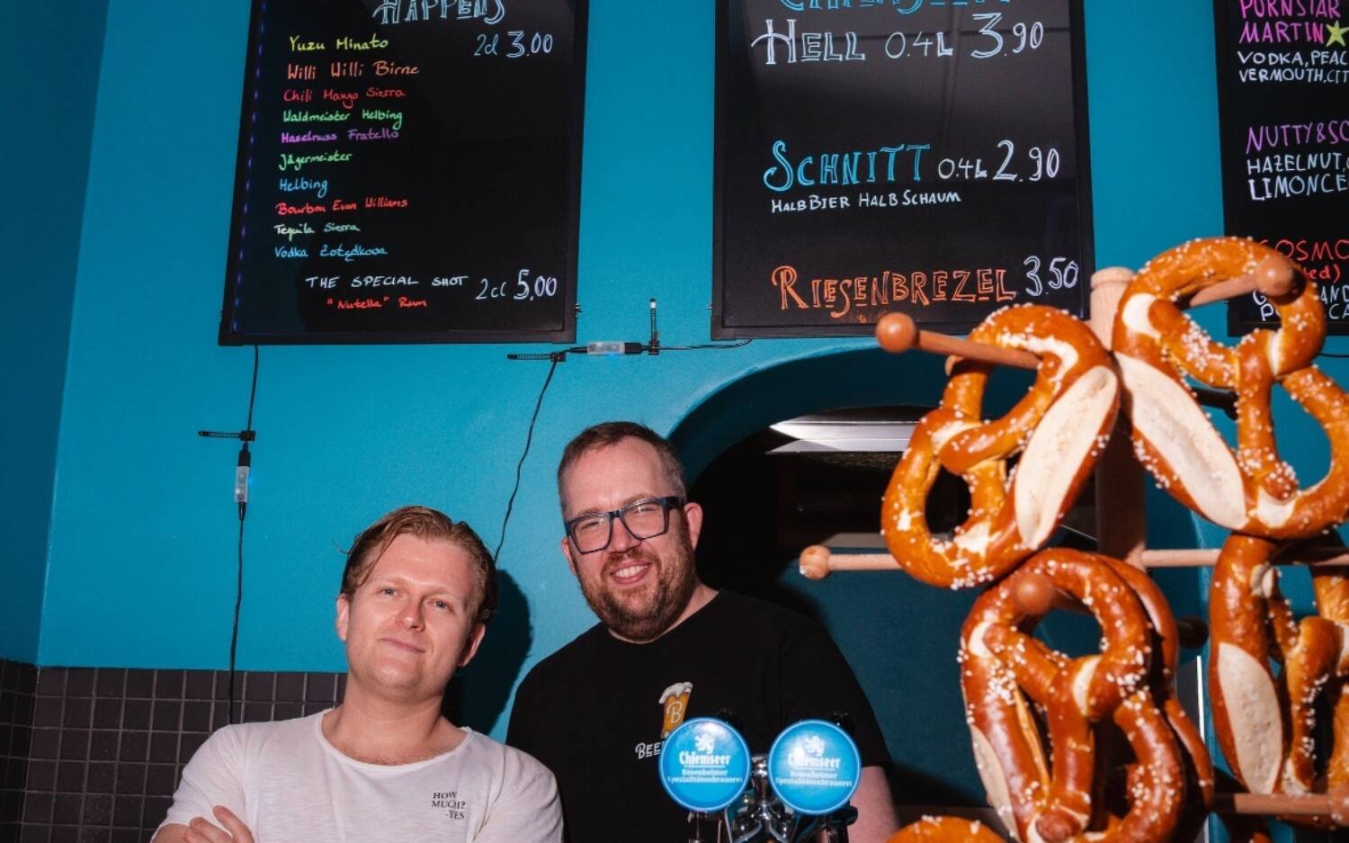 Juri Reib (l.) und Richard Dührkohp (r.) haben ein neues Kneipenkonzept nach St.Pauli gebracht / ©Swetlana Holzs