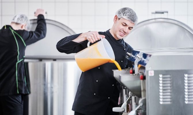 Kastbergs setzt bei der Produktion der über 40 Eis-Sorten auf kompromisslose Qualität der Zutaten und reine Handarbeit / ©Kastbergs