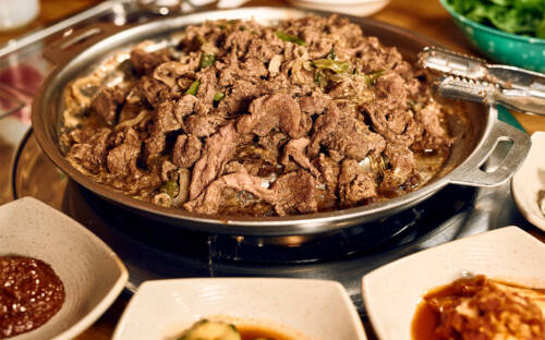 Korean BBQ gibt es auch in Hamburg: Das Essen wird dabei auf einem Tischgrill zubereitet / ©Marc Sill