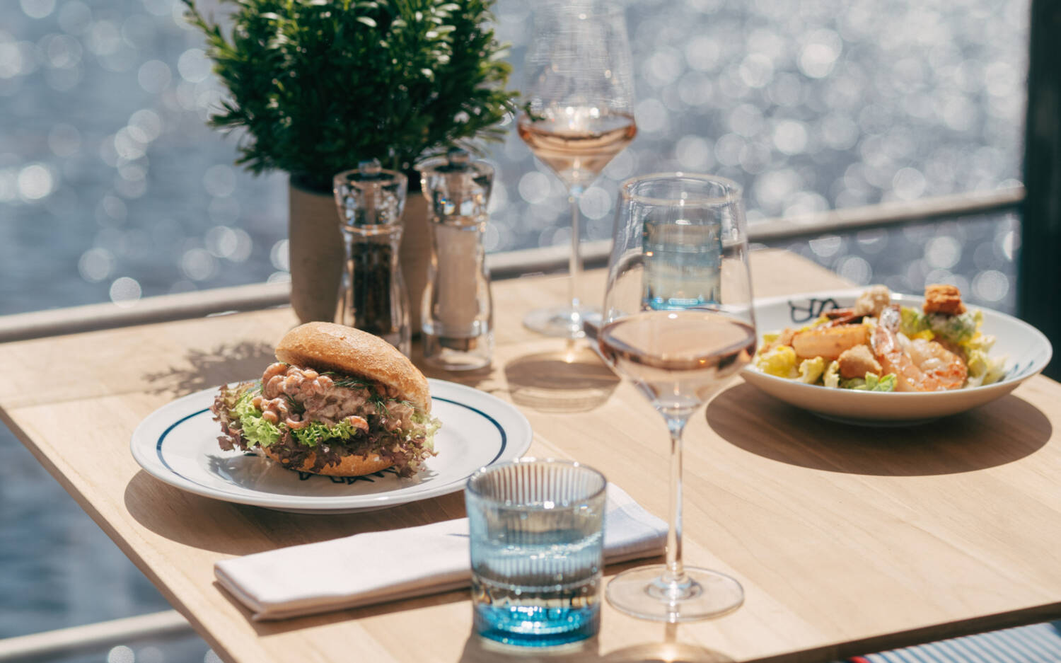 Leckeres Krabbenbrötchen mit exklusiver Aussicht / ©Max Arens