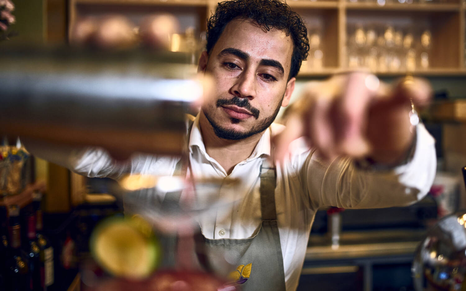 Mit viel Geschick werden die Drinks im L’Orient hinter der Bar zubereitet /©Marc Sill