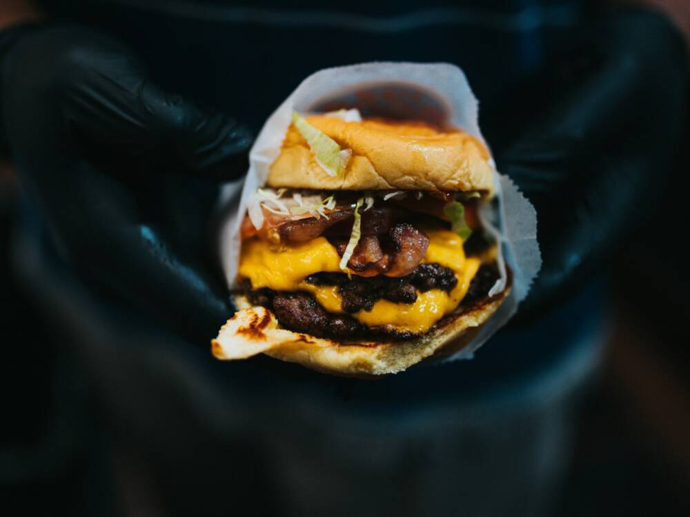 Neuer Anlaufpunkt für Burgerfans: Barny’s Burger / ©Unsplash/Nathan Dumlao