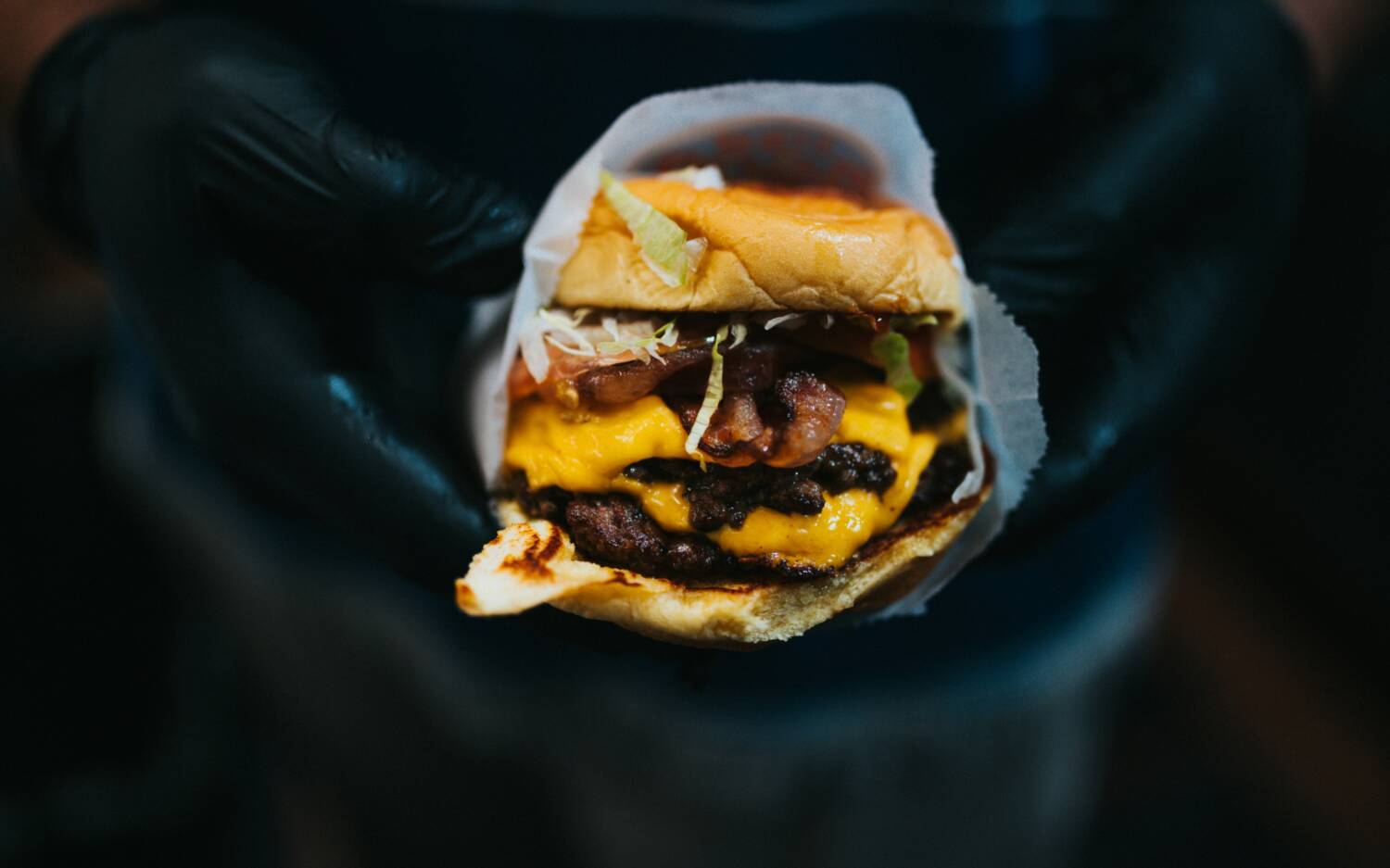 Neuer Anlaufpunkt für Burgerfans: Barny’s Burger / ©Unsplash/Nathan Dumlao
