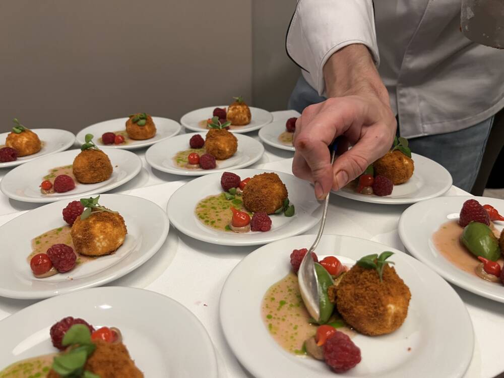Nils Henkel und René Verse servieren als Duo Cheesecake mit Basilikumsorbet, Himbeere und Paprika / @Paula Rieck